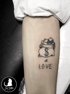  Money or Love ? Thời gian thực hiện: 30 phút.Giá:  400.000 VND.Địa chỉ: 16/2 Phạm Thận Duật - Cầu Giấy - Hà Nội~~~~~~~~~~~~~~~~~~Time: 30 minutes.Price: 400.000 VNDAdd: 16/2 Phạm Thận Duật - Cầu Giấy - Hà Nội. #tattoobyLong #tiemxamnhocuaDo #dotattoostudio #dotattooshop #hanoitattoo #tattooinhanoi #tattoo #dotattoostudio247...........Giá sẽ thay đổi tuỳ theo vị trí và kích thước của hình xăm.
