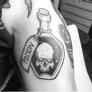 We poison-tively love this bottle by Dan (@blackwolf_tattoos), so much so we nearly dropped dead 💀😮