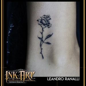 " La rosa habla silenciosamente de amor, con un lenguaje que comprende solo el corazón." Feliz fin de semana familia INK ART Tatuaje realizado por nuestro Artista residente Leandro Ranalli . TINY TATTOO citas por DM . --------------------------------------------------- Tels: (01)4440542 - (+51)965 202 200. Av larco 101 C.C caracol Tda.305 Miraflores - Lima - PERU. 🇵🇪️ #inkart #inkartperu #tattoolima #tattooperu #flashtattoo #flashtattoolima #tattooinklatino #tattooflash #tattoodesign #tattooideas #tattoo #love #like4likes #photography #tinytattoo #tinytattoolima #tinytattooperu #tinytattoomiraflores
