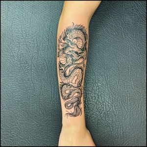 #tattoo #tattoostudio #tattooartist #vsco #assaritattoostudio #blackandgreytattoo #ink #inked #getinked #inkedup #bodyart #dragon #dragontattoo 