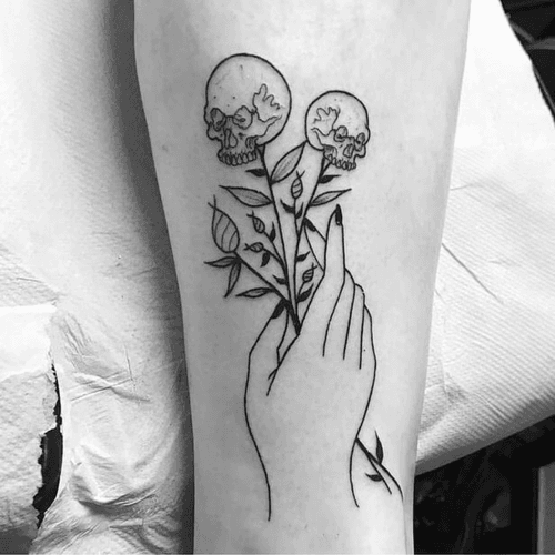 You've got to hand it to Dan (@blackwolf_tattoos) he's done a proper lovely job on these skull flowers for our fabulous Beth 💀🌸