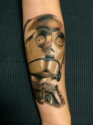 Star Wars - C3PO #tattooart #tattooartist #starwars #starwarstattoo #realismtattoo  #colortattoo #tattoooftheday #berlintattoo #berlin 