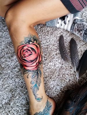Полностью зажившая работа по моему эскизу. За фотографию спасибо обладательнице данной работы @ryabamandarinka, кстати она плетет замечательные украшения из перьев и ловцы снов @masterskaya_snovidenii , обращайтесь! #tattoo #tattz #colortattoo #rose #inkwork #inkart #rusttermit #ornamental #роза