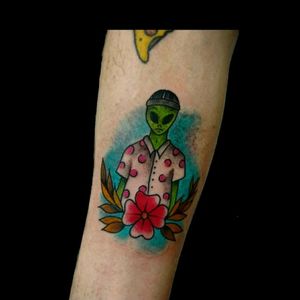 El ultimo de dia! #tattoo #inked #ink #alien #alientattoo #color #colortattoo #neotraditionaltattoo #extraterrestre #luchotattoo #luchotattooer #pergamino