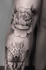 Knee tattoo and healed butterfly #knee #knie #rose #traditionalrose #blackwork #femeninetattoo #legtattoo #tattooideadforgirls #girlytattoo #girly #fineline #dotwork #flower #floweekneetatttoo