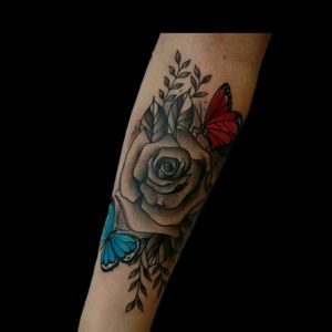 Trabajo de hoy que se fue para rojas! Mil gracias por confiarme tu primer tatuaje 🖤.. #tattoo #inked #ink #tattooer #rose #rosetattoo #butterfly #butterflytattoo #mariposas #rosa #blackandgrey #color #freehand #freehandtattoo #luchotattoo #luchotattooer #pergamino #rojas