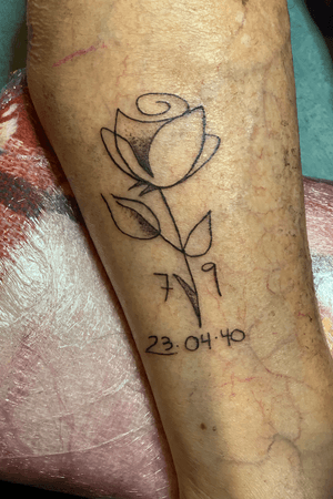 Mi abuela tatuandose con 79 años! 