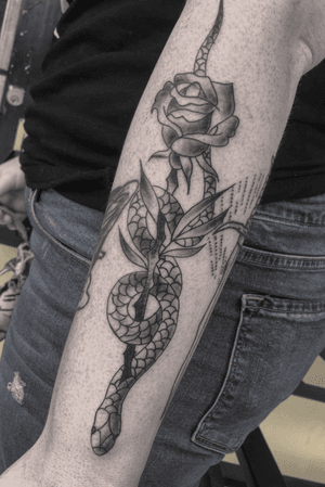 Fineline black and frey snake done at big cat tattoo in atlanta georgia