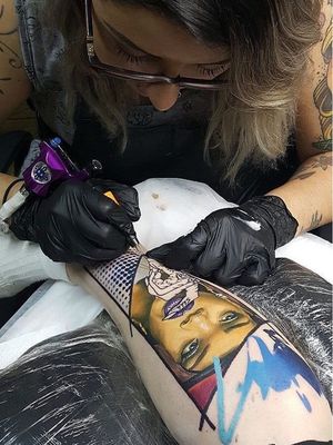 A habilidade, experiência e a agenda do artista afetam no valor da tatuagem