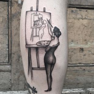 Tatuaje artístico de Adam Vu Noir #AdamVuNoir # parte inferior de la pierna #ben #portrait #lady #pinup #palette #painting #tattooforartists #artistictattoos #fineart #art #artistic #create #creative #unique