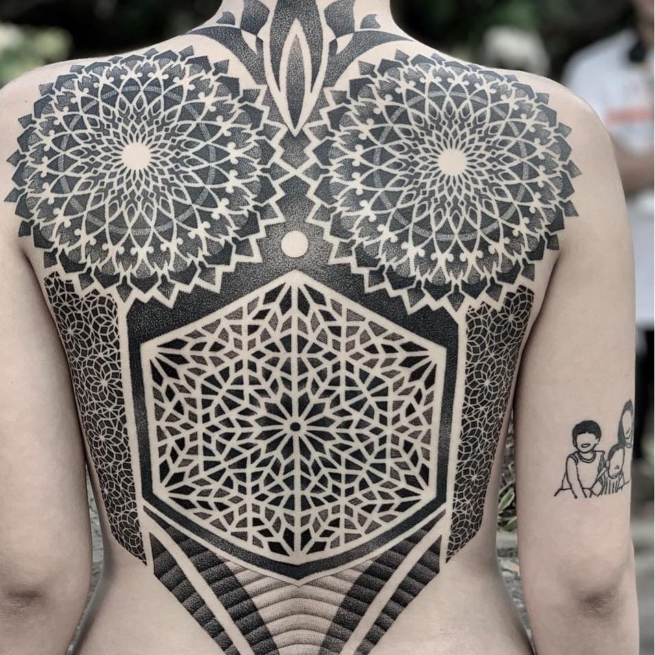 Fechamento de costas de Raphael Lopes.  #pontilhismo #dotwork #geometria #geometry #RaphaelLopes