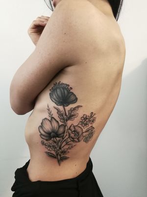 COVER-UP Illustrative flower tattoo. 