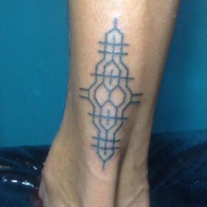 Tatuaje hecho a mano, esta fue mi primera vez usando esta técnicaHand poked tattoo, that was my first time using this technique#handpoked #blackworktattoo #CostaRicaTattoo #costaricaink #geometrictattoo #geometry 
