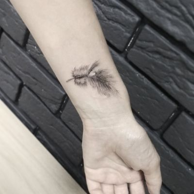 Small lite feather with heart inside for Vita. ▪ #тату #перо #trigram #tattoo #feather #inkedsense #tattooist #кольщик