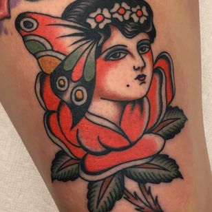 Tatuaje de cabeza de dama tradicional de Andrew Vidakovich #AndrewVidakovich #rose #butterfly #color #flowers #traditional head #traditional #oldschool #ladyhead #lady #portrait #pinup