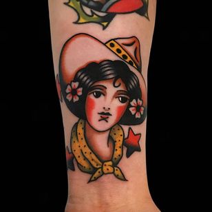 Tatuaje de cabeza de dama tradicional por Alex Zampirri #AlexZampirri #cowgirl #hat #flowers #stars #bandana #color #traditionalladyhead #traditional #oldschool #ladyhead #lady #portrait #pinup