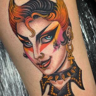 Tatuaje tradicional de cabeza de dama por Valerie Vargas #ValerieVargas #punk #postpunk #newwave #leather #nitter #spider #color #ankh #glam #traditionalladyhead #traditional #oldchool #ladyhead #lady #portrait #pinup #arm