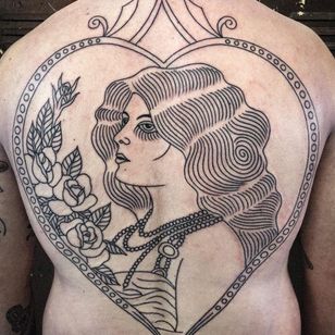 Tatuaje tradicional de cabeza de dama por Daniel Kurc #DanielKurc #heart #flowers #roses #beads #love #backtattoo #back #traditionalladyhead #traditional #oldchool #ladyhead #lady #portrait #pinup