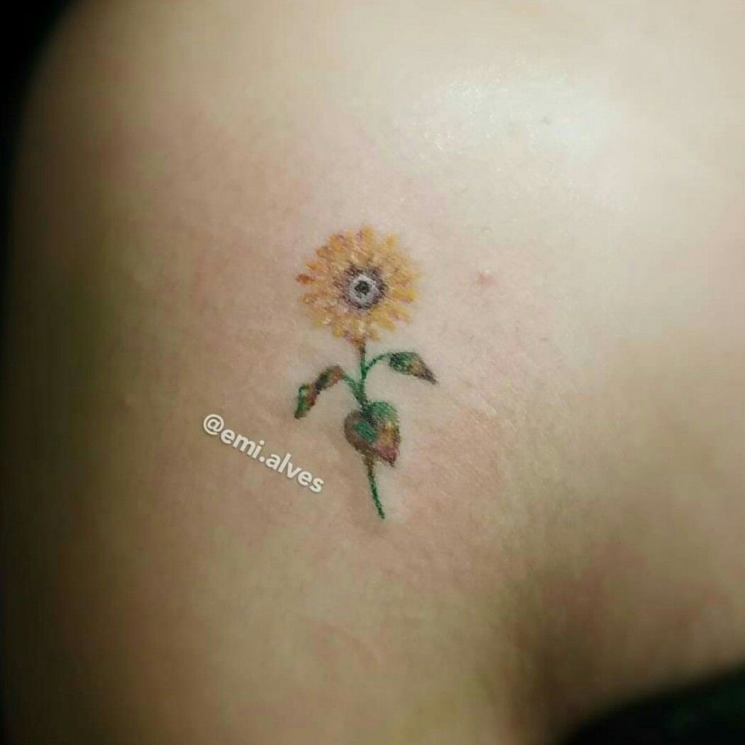 Tattoo uploaded by Emily Alves • #delicada #delicate #sunflowers  #sunflowertattoo #sunflower #girassol #flower #flor #color • Tattoodo