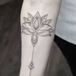 #marlenelecidre #lotustattoo #lotusflower #geometrictattoo #graphictattoo #dot #dotworkers #dotstolines #linework #lineworktattoo #lines #blackworktattoo #blacktattooart #blacktattoo #tattooartist #tattoolifestyle #tatouages #paristattoo #france #frenchtattoo #frenchtattooist 