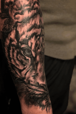 Relaistic tiger on forearm for a full wrap 