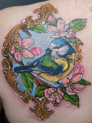 Colourful neo tradtional birdie by @sarah_anne_moore 