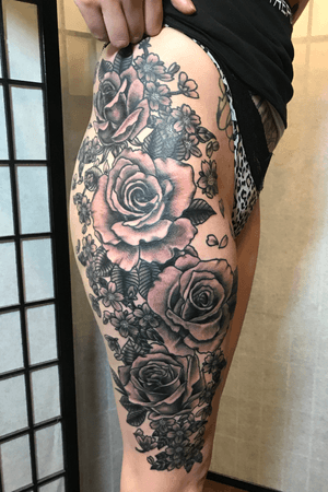 Flowers on a thigh, black and gray #thightattoo #roses #blossoms #floraltattoo #flowertattoo #feminine #cherryblossom #girlswithtattoos #blackandgrey 