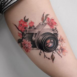 Hermoso tatuaje de Deborah Genchi #DeborahGenchi #debartist #realism #realistic #illustrative #watercolor #color #camera #flowers #flowers # 35mm #analogfilm #overarm #arm