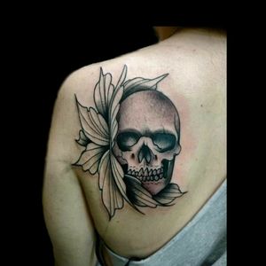 de hoy qe se fue para la ciudad amiga de rojas!!! #tattoo #inked #ink #tattooer #amanoalzada #skull #skulltattoo #rojas #pergamino #black #blackandgrey #luchotattoo #luchotattooer