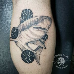 Tatuaje realizado por: @giftentattooCITAS DISPONIBLES +573002369207#giftentattoo #sharktattoo #ink #lineas #inked #textura #shark #tiburontattoo #tattoocolombia #tattoo  #tatuaje #medellínk #lineas #bodyart #like4like #artecorporal  #blackworktattoo #lineart  #lifestyle #instagood #tatuadoresdevenezuela #instatattoo #inklove #amazingink #inkedup #vzlaink #medellín @thebestcolombiantattooartis