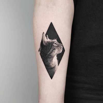 “Wanting to be someone else is a waste of the person you are.” – Kurt Cobain . Done @truecanvas . #tat #tattoo #realism #cat #portrait #geometric #fineline #details #rhomb #light #lowkey #radtattoos #ttblackink #blxckink #equilattera #thommesenink #vienna 