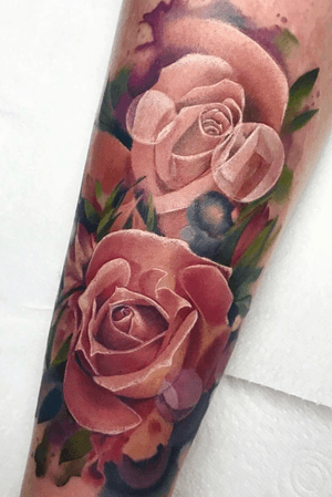 Little watercolour flare to these realistic roses by @sammysurjaytattoo