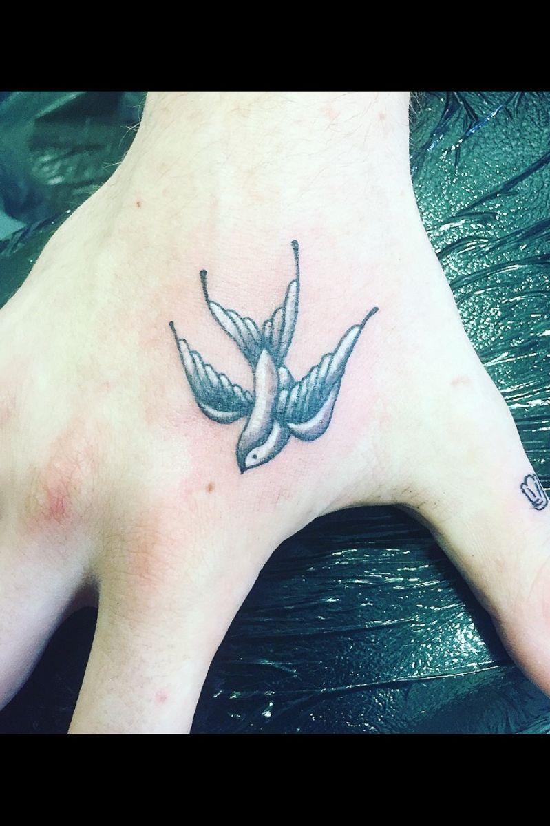 Tattoo uploaded by Tatooin • Hirondelle old school • Tattoodo Tattoo uploaded by Tatooin • Hirondelle old school • Tattoodo