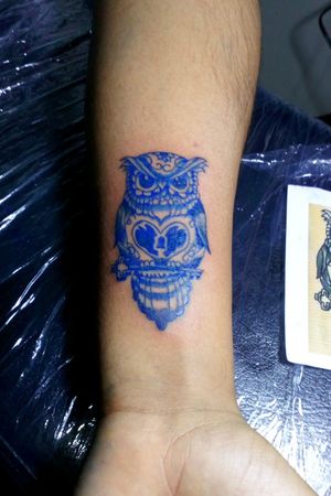Búho azul en antebrazo. #art #ilustracion #tattoo #tatuajes #tatuajesperu #inktattoo #arte #marca #logo #studioart #studiotattoo #rustustattoo #peruviantattooartist #perutattoo #peruink #peru #buhotattoo #buho 