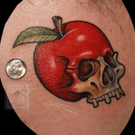 Better than a candy apple ;) #apple #skull #newschool #color #colortattoo #details