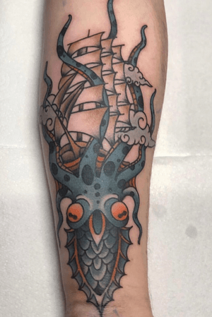 Traditional Kraken fucking up a ship by @squiretattooer