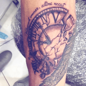 Time #tatouage #tatouages #tattoo #time #timebreak #clock #clocktattoo #blacandgrey #blackandgray 
