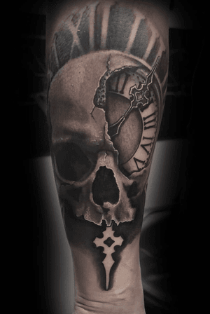 Skull and clock combo by @hobotattoo