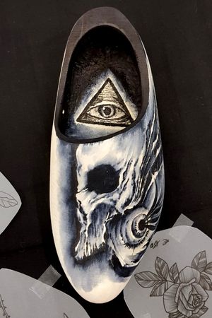 Holland's wooden shoe made at Amsterdam tattoo convention. Painted with tombow markers black-grey-eraser #tattoo #tattooartist #blackwork #blackandgreytattoo #skull #tätowierung #tattooinberlin #berlin #berlintattooartist #deutschland 