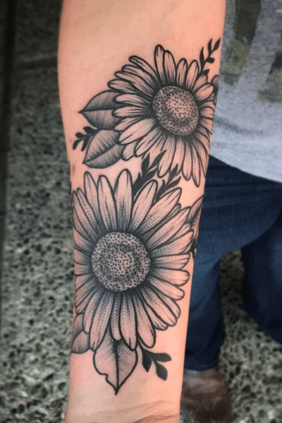 Sunflowers #sunflowertattoo #blackwork #black #whipple #stipple #whipshade #dots #flowertattoo #sunflower #girlswithtattoos #keepitsimple 