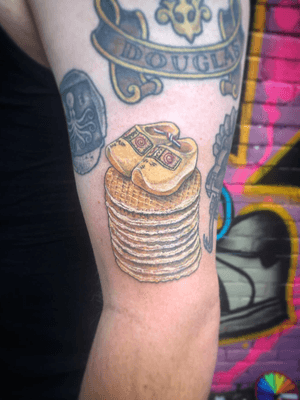 Super fun stack of stroopwafels and wooden shoes on top of it for Chris from Texas. #colortattoo #realistictattoo #woodenshoes #amsterdam #holland #kinderdijk #klompen #wallsandskin #amsterdamtattoo #rotterdamtattoo 