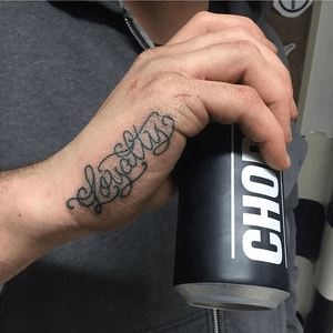 as letras do Fonti, muito obrigada, done by resident Artist @otreze #tattoo #calligraphy #tattooing #tattooed #tattooart #letteringtattoo #inked #tattooer  #hautrock #haarrock #ink #d_world_of_ink #loyalty