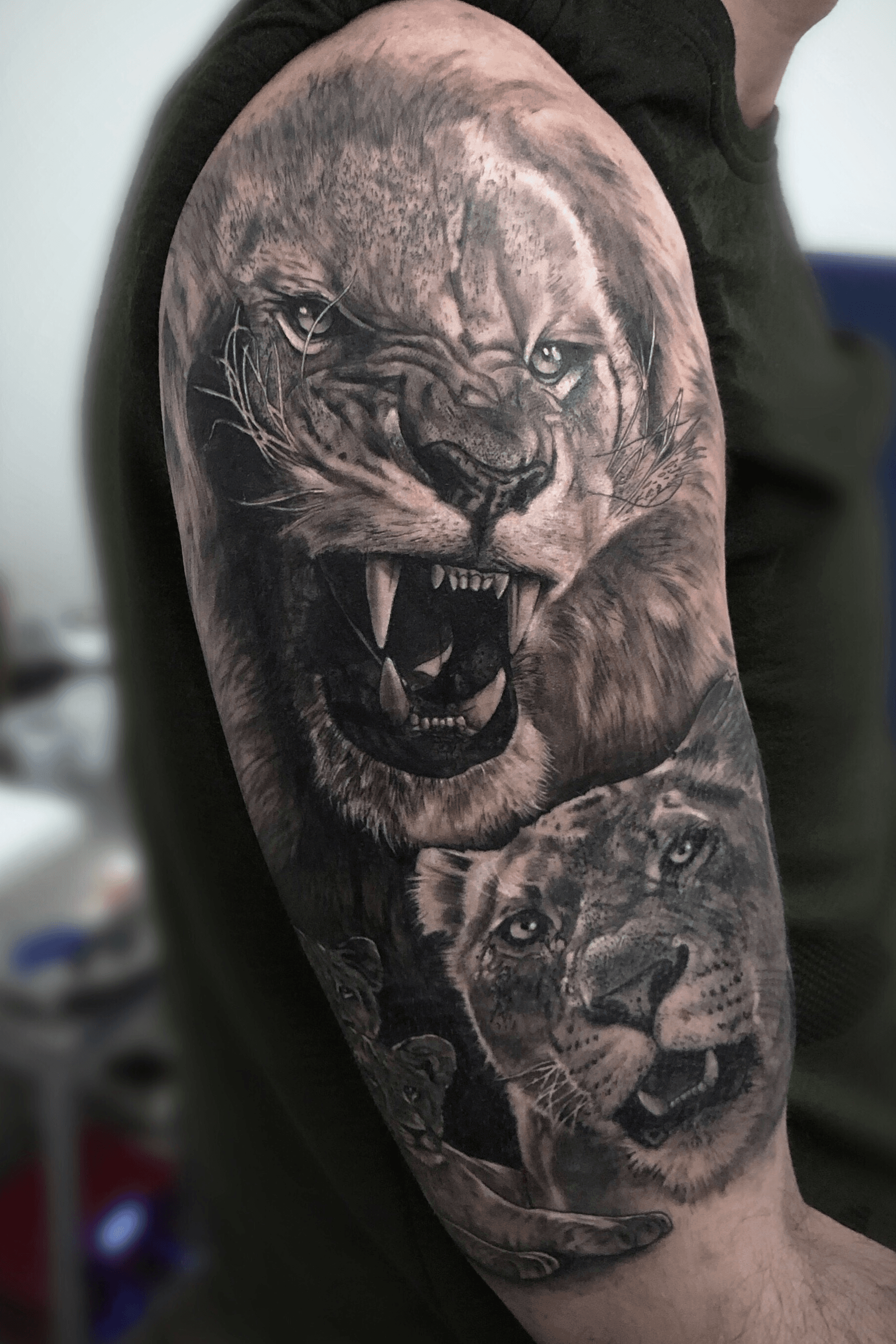 Tattoo uploaded by Giovanni Garcia • Familia de leones realista en Black  and grey. • Tattoodo
