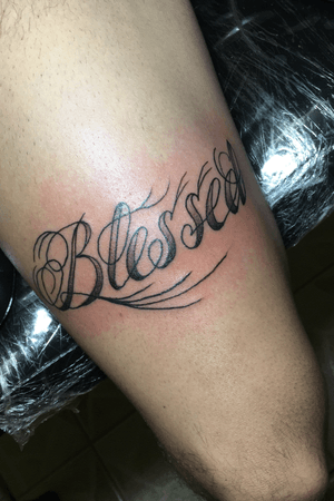 Tattoo na coxa... LETTERING BLESSED 🙏🏻