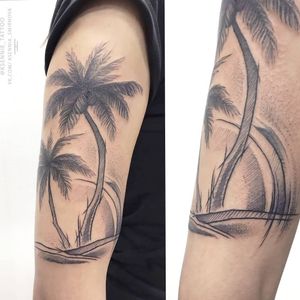 #tattoo #palmtattoo #palmleaftattoo #floraltattoo #graphictattoo #geometrictattoo #whipshading #ksennie_tattoo 