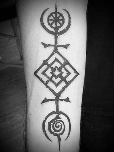 Blackwork tree of life.. #rune #runes #runetattoo #norse #norsetattoo #viking #vikingtattoo #pict #picttattoo #pagan #pagantattoo #heathen #heathentattoo #woad #woadtattoo #woadblue #blackwork #blackworker 