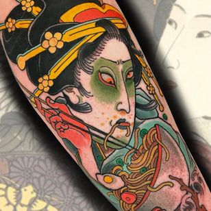 Tatuaje de fideos ramen por Stu Pagdin