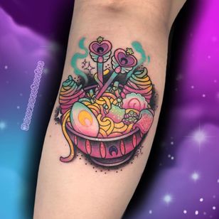 Tatuaje de fideos ramen de micromachinedee #micromachinedee #ramentattoos #ramennoodles #noodletattoo #foodtattoo #ramen #japanese #newschool #sailormoon # egg #moon #color #underarm #arm