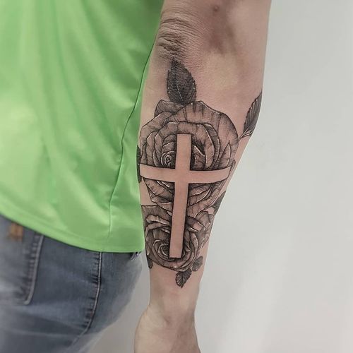 Mais uma tattoo no nosso brother Thiago! Já já não vai ter mais espaço né haha Valeu mais uma vezes pela confiança!! Faça já seu orçamento! (62) 9 9326.8279 #tattoo #ink #blackwork #tattoolife #Tatuadouro #love #inkedgirls #Tatouage #eletricink  #fineline #draw #tattooing #tattoo2me #tattooart #instatattoo #tatuajes #blackink #floral #rose #rosestattoo #cross #cruz #tatuagemdelicada #tatuagemfeminina #flowerstattoo #crosstattoo #catholic 