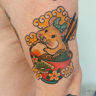 Tatuaje de fideos ramen por Wendy Pham